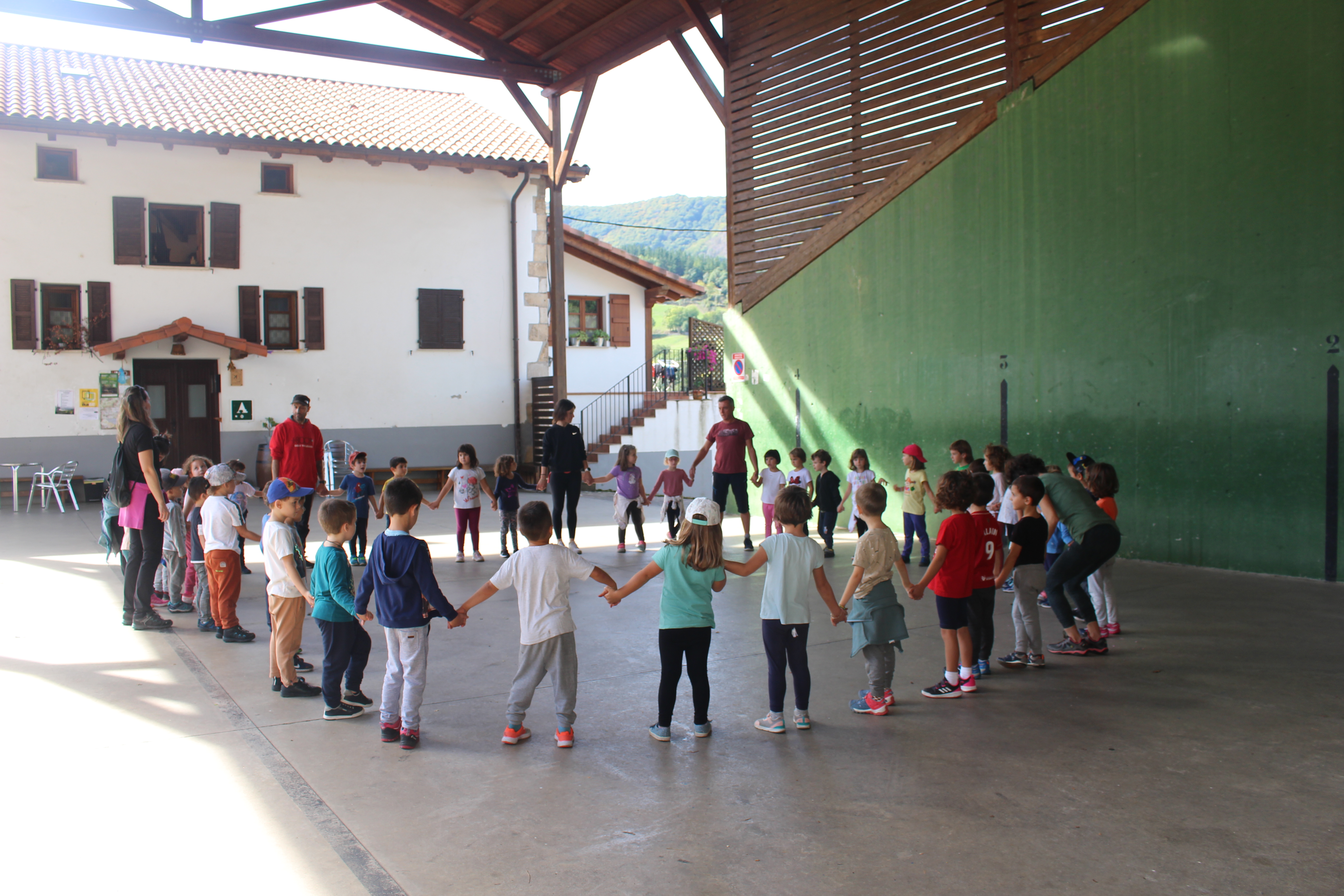 Los días 3 y 4 de octubre los grupos de 3º de infantil nos fuimos de campamento al albergue de Beintza-Labaien. Gozamos de dos días muy entretenido y una noche muy especial entre compañeras y compañeros.